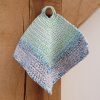 Gehaakte pannenlap pastelblauw/groen gemêleerd met ecru